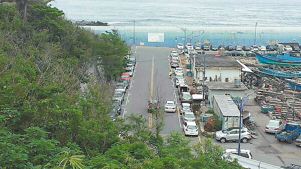 富岡漁港開始停車收費後,當地居民和漁民憂心一到暑假旅遊旺季,恐出現停車亂象。 記者尤聰光/攝影