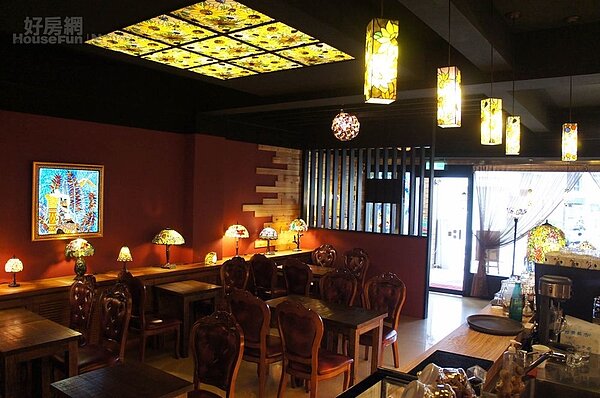 6.餐廳設計很有巧思,包括店名、餐桌上蓮花圖案、甚至天花板九宮格裡的太陽花都與家人的名字有關。