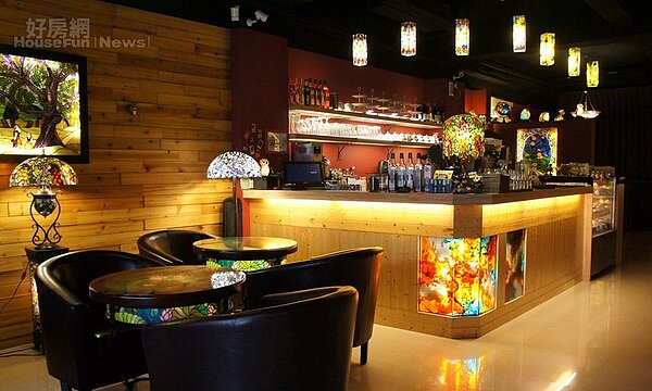 3.由於舞陽媽媽很喜歡義大利蒂凡尼燈飾,因此決定將整間店佈置成此風格。