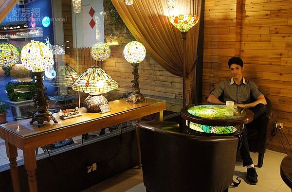 5.因為有這些蒂凡尼風格玻璃藝術品點綴,使空間裡營造出色彩繽紛的華麗感。