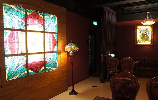 7.餐廳空間足足有60坪大,最多可容納50個位置,裡頭也有類似包廂的設計。