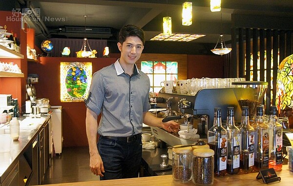 8.舞陽有空也會到店裡來幫媽媽,自認為咖啡手藝不錯的他,也會親自幫客人調咖啡。