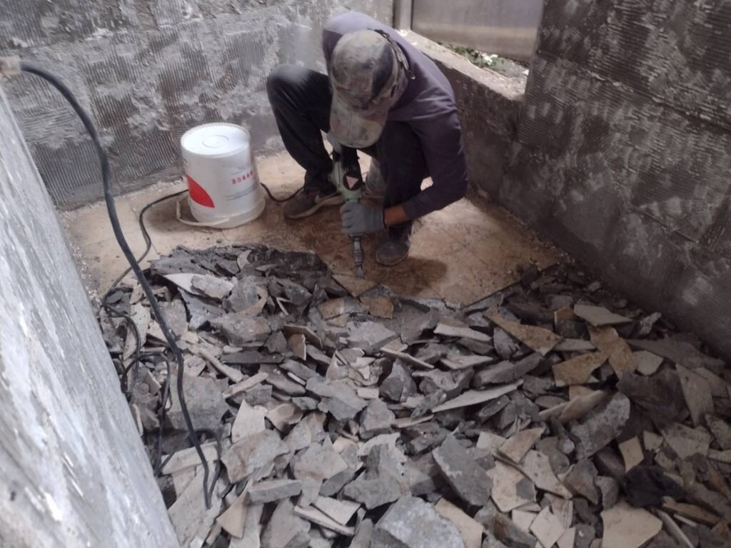 竹市環保局提醒,若裝修工程涉及拆除、泥作、隔間等作業,開工前須依法申報,並繳納「空氣污染防制費」。圖/新竹市政府