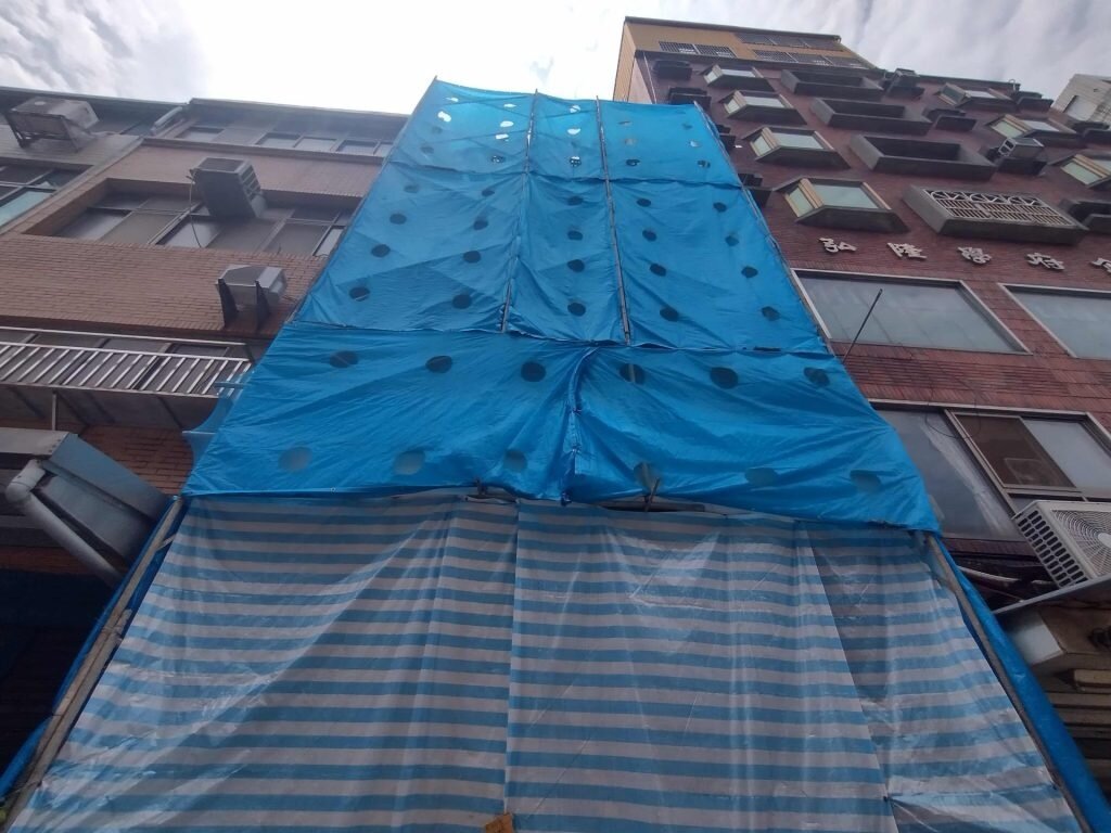 環保局建議,施工現場應設置防塵圍籬或防塵布,使用具集塵功能設備進行拆除作業。圖/新竹市政府