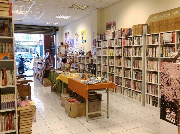 2.書店的長型空間布置得鮮明而有趣。
