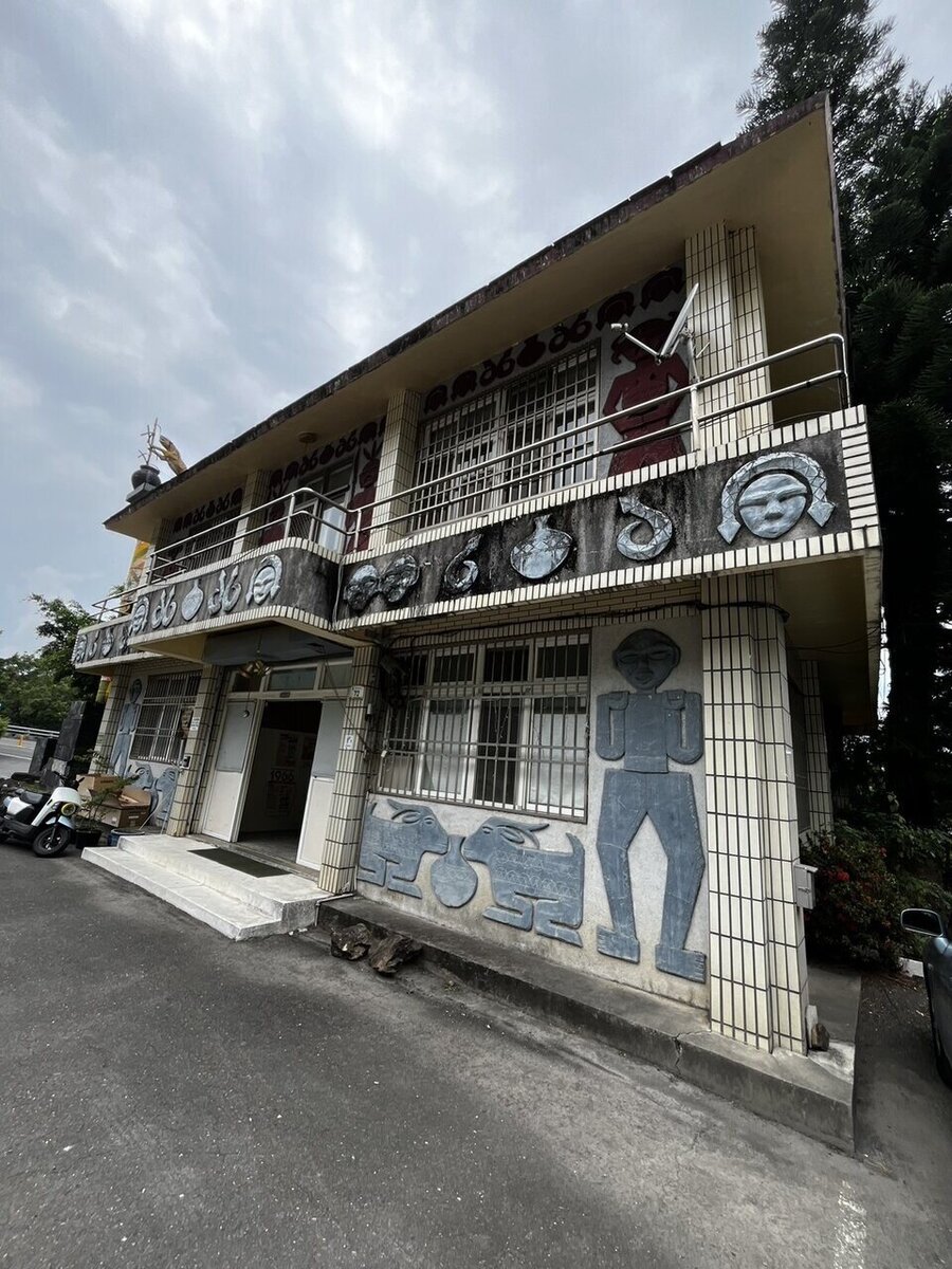 內埔戶政事務所霧台辦公室的廳舍,現況右側基座裸露、基地向後方傾斜,有兩名戶籍員在此辦公,議員憂員工上班與民眾洽公都存在安全疑慮。圖/讀者提供