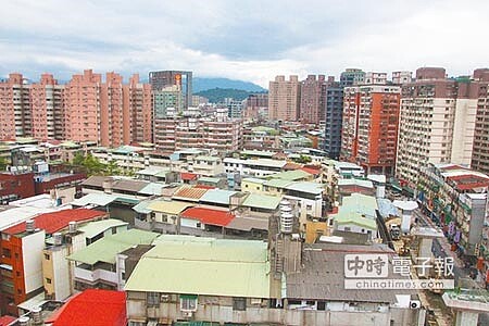 新北市市政會議通過《新北市政府都市計畫容積移轉許可審查要點》,「窄巷高樓」情況可望獲得改善。(葉書宏攝)