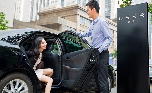 Uber司機昨天在臉書「Uber不合作司機夥伴」上，抗議Uber降價導致收入減少。 圖／報系資料照