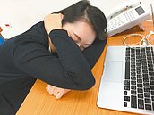 影響頸動脈循環　　趴睡後短暫「失明」