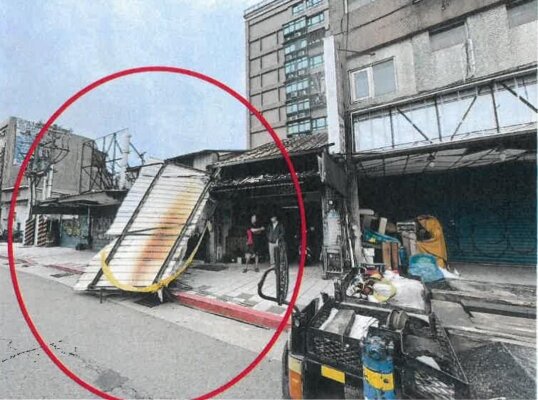 北市建管處提醒，違建的屋頂鋼棚、鐵皮浪板或外牆附掛物因年久失修，在颱風期間遭強風吹落危及公共安全，最高可處30萬元罰鍰。圖／台北市政府