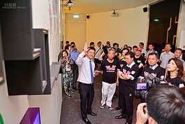 形象館內有著建商自己的發展史，桃園市長鄭文燦也前來參觀