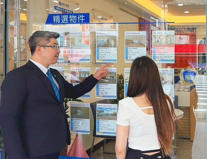 涂德卿店長(圖左)堅持「凡事如實告知」,對於客戶都會詳盡說明,確保客戶擁有充分的資訊做決定。圖/永慶房產集團提供