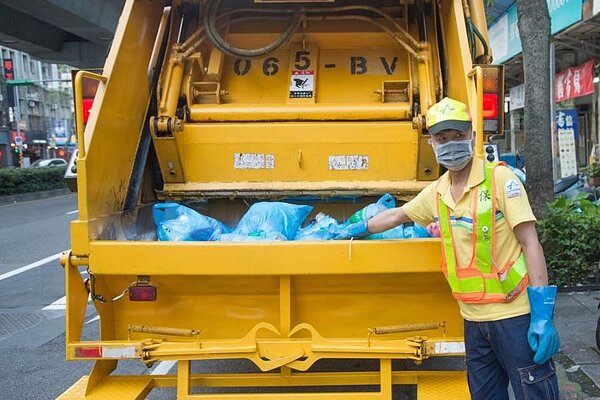 華爾街日報盛讚台灣是「全球的垃圾處理天才」。（翻攝自華爾街日報）