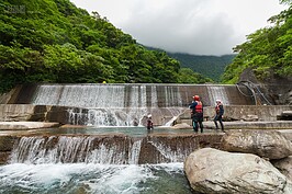 在教練帶領下，學員們綠陸續續抵達溯溪點。在此要提醒，雖然砂婆噹溪是安全性極高的溪流，但是依舊有潛在的危機，所有行為都要聽從教練的指示。