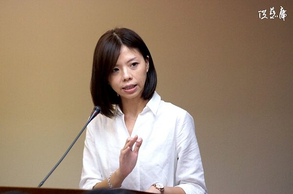 立委財報曝光,洪慈庸名下有約300多萬元的現金存款。(翻攝自洪慈庸臉書)