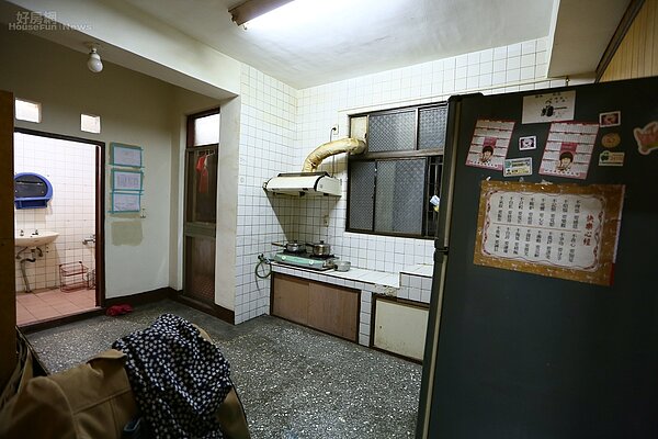 老舊公寓最常見到10x10的舊式規格磁磚。(卡朵室內設計提供)