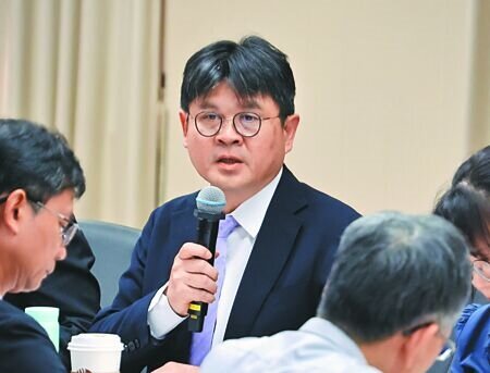 
立法院交通委員會24日審查交通部鐵道局及所屬單位預算，鐵道局長楊正君（中）出席備詢。（姚志平攝）
