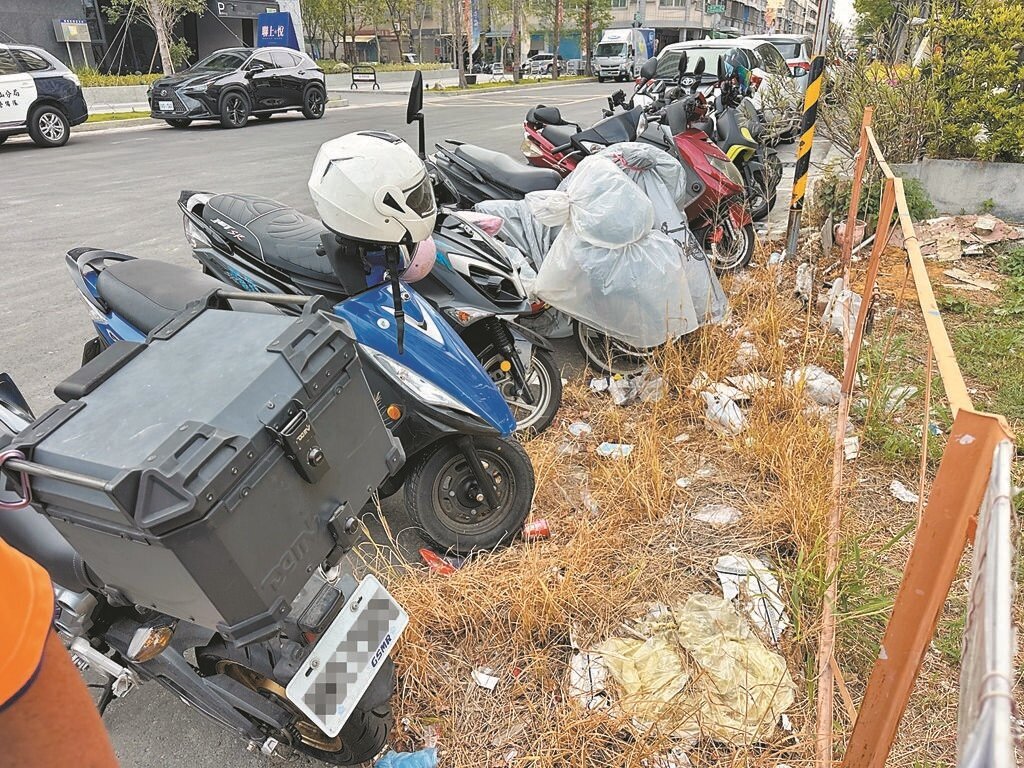 桃園市中壢區某社區許姓男住戶去年5月疑將家中財物當成垃圾丟棄，進入社區垃圾場找尋時誤觸紅外線感應裝置被壓死，郭姓保全未隨時監看許男動向，依過失致死罪起訴。圖／翻攝照片