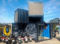 貨櫃屋組成的房子，裡面介紹著地景造景的概念與環保意識推廣。
