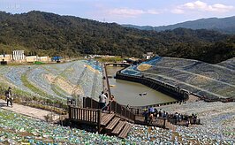 400萬隻寶特瓶打造的地景，組成莫內名畫＂星空＂，壯觀的景色讓來到此地的人都不自覺讚嘆＂好美＂