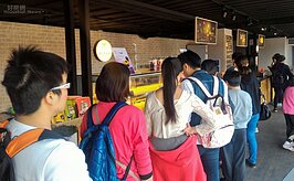 用餐時間一到，內部用餐人潮絡繹不絕。