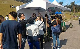 藝術造景吸引人潮，有人潮就有錢潮，同時出租攤位讓餐飲進駐。