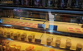 咖啡廳也賣著各種甜點。