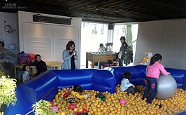 各種兒童遊樂室讓許多民眾帶小孩前往遊玩。