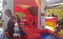 遊戲區還有跳跳屋讓小孩玩得不亦樂乎。