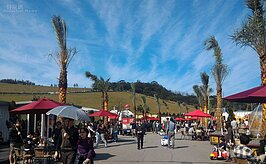 人潮充滿著園區，透過藝術造景與攤商，不管是否當地民眾都前來休閒，儼然已成為一個觀光景點。