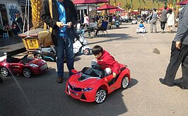 還有玩具車讓小孩玩得不亦樂乎。