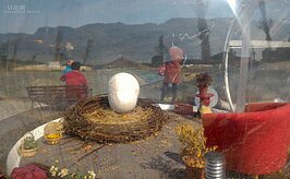 不過大太陽底下透明的設計讓裡面還挺熱的，多數民眾不想進去拍攝，就在外面合影