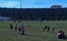 草原後面就是墓園。