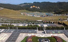 墓園擁抱美景，草地、造景、山景融為一體。