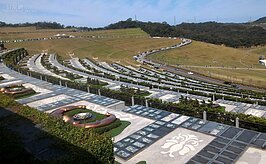 綿延不絕的車子，都是前來參觀的民眾，園區清潔費:成人100、學生身障者以及65歲以上長者皆為50元，汽車停車費50元、機車停車費20元 。