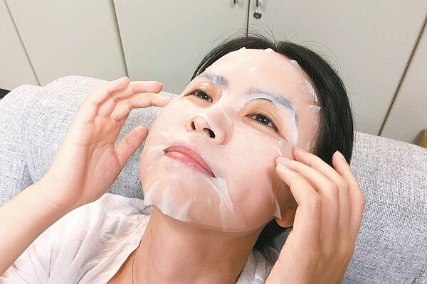 醫師提醒,敷面膜的時間過長,易造成過敏,建議勿敷面膜入睡。 記者江慧珺/攝影