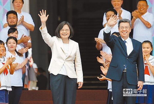 英仁報到第14任總統蔡英文(中左)、副總統陳建仁(右)在就職慶祝大會中揮手向群眾致意。(台北市攝影記者聯誼會提供)