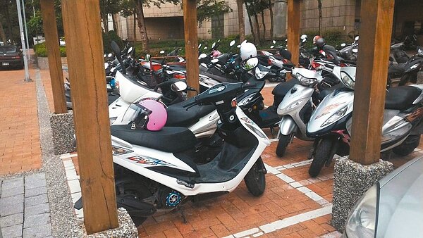 嘉義縣府日前送「公有停車場管理自治條例」修正案到議會審查，增訂機車收費標準上限，讓民眾擔心未來路邊停車也要收費？ 記者卜敏正／攝影