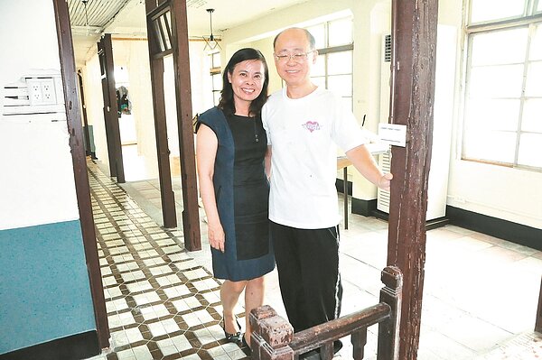 周文雄(右)、朱麗琴夫妻整修老旅社,期盼能重現風華。 記者綦守鈺/攝影