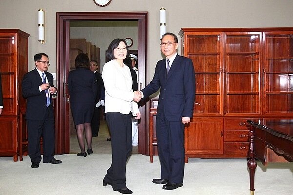 中華民國第14任總統蔡英文(左)與行政院長林全(右)昨天宣誓就職簽署公文完後,相互握手致意。 圖/台北市攝影記者聯誼會提供