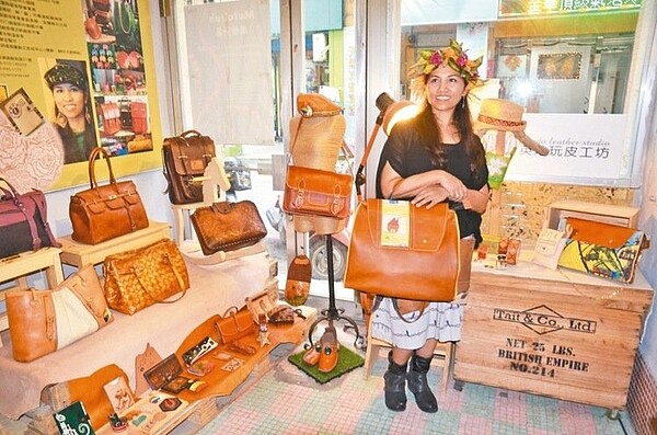 「小英」總統520就職,蘇澳皮雕藝師「小英」柯淑英的皮革工坊也開幕。 記者廖雅欣/攝影