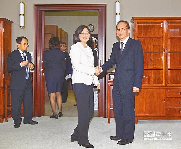 蔡英文總統與行政院長林全(右),相互握手致意。(台北市攝影記者聯誼會提供)