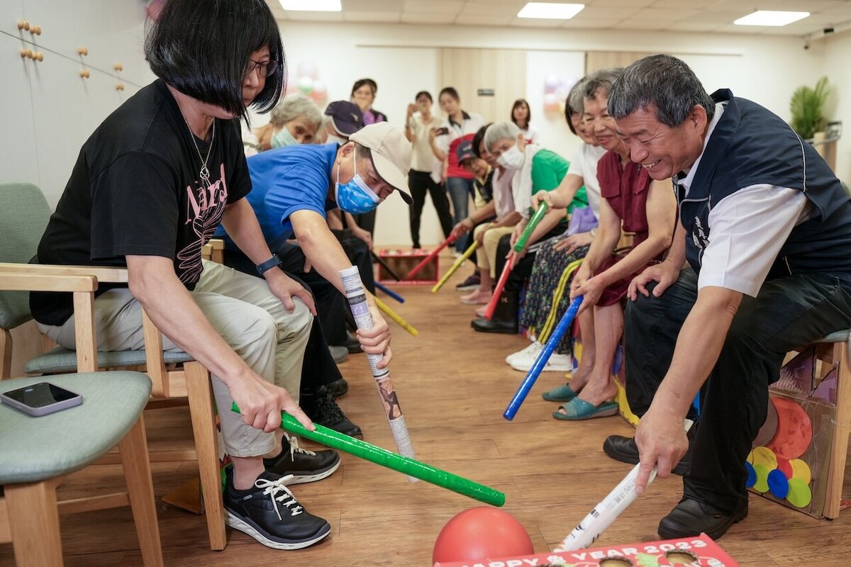 「松隆社區長照機構」每日規劃多元趣味的課程活動，帶領長者舒展身心、活絡筋骨。圖／中保科提供