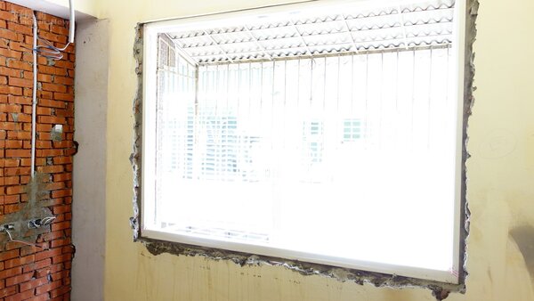 窗框漏水最好的根除方式，需要將窗框拆除重新施作。(卡朵室內設計提供)