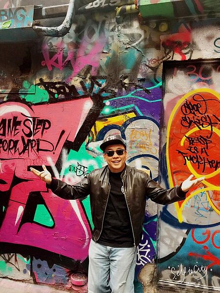 詹惟中日前到墨爾本拍MV,也到自己投資的咖啡廳和股東商討未來要在台北開咖啡廳的相關事宜。(翻攝自詹惟中臉書)