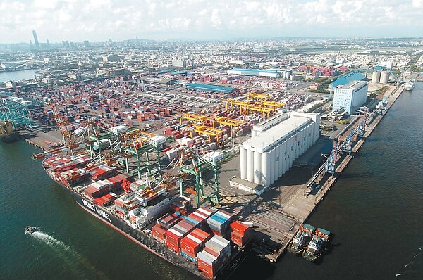 中國大陸市場占我出口逾四成,兩岸經貿發展若受阻,新南向政策一時又無法填補缺口,勢必影響我經濟發展。圖為高雄港。 本報資料照
