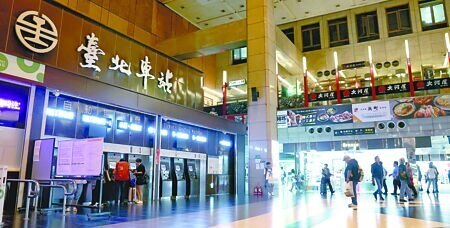 
北車商場商家近日收到微風發出分批提前撤櫃通知，連裝潢都須拆光，屆時北車商場恐鬧空城。台鐵公司表示提前撤櫃屬違約，經協調微風將履約至7月24日契約屆滿。（本報資料照片）

