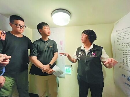 
基隆市議員鄭文婷（右）接獲民眾陳情，指基隆某社區公共樓梯間高度不到法令規定的190公分，可能影響消防人員救災。（張志康攝）
