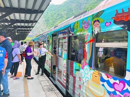 
南投縣集集觀光鐵道支線25日恢復全線通車，民眾特地搭車前往終點車埕站體驗。（劉慧茹攝）
