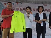 盧秀燕義賣會　隋棠原味外套10倍標出